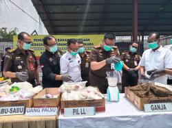 Kejari Sidoarjo Musnahkan Barang Bukti dari Sabu 9,78 Kg, Pistol hingga Upal Puluhan Juta