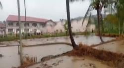 Beredar Video Mencekam Bangunan Pesantren di Bireuen Roboh Digerus Sungai Batee Iliek 