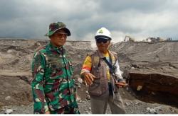 Puluhan Anggota TNI Dikerahkan Bantu Percepat Pembuatan Sudetan Aliran Lahar Gunung Semeru