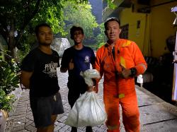 Warga Bungurasih Waru Digegerkan Sarang Tawon Vespa Besar