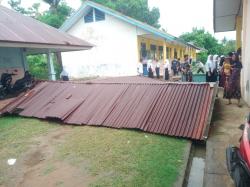 Trotoar SMPN 4 Laikang Ambruk, Empat Siswa Terluka