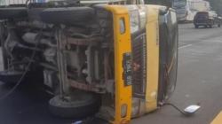 Kecelakaan Tunggal di Puncak: Truk Bermuatan Sepatu Terguling, Sopir Diduga Kurang Konsentrasi