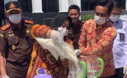 Kejari Ponorogo Musnahkan Barang Bukti, Ada Bahan Peledak dan Ribuan Botol Minyak Goreng