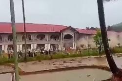 Detik-detik Ponpes Dayah di Bireuen Aceh Roboh, Tergerus Air Sungai Batee Iliek