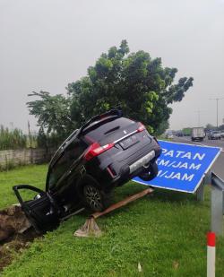 Mobil Loncat ke Atas Rambu di Tol Sidoarjo, Dua Anak Alami Luka Ringan