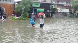 Terkepung Banjir Warga Borong Sembako Demi Bertahan Hidup