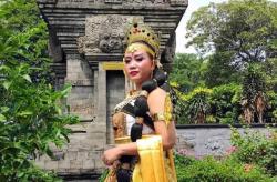 Mengajar Sambil Berkesenian, Lila Kavya Jadi Teladan Guru Seni Budaya di Bojonegoro