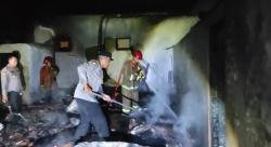 Empat Bangunan Warga Sekaran Lamongan Hangus Terbakar Dini Hari