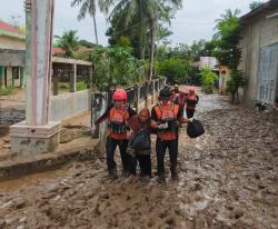 BREAKING NEWS 100 Warga yang Terjebak Banjir di Kompleks Sekolah Pidie Jaya Dievakuasi