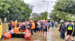 Brimob Polda Aceh Sigap Evakuasi Warga dari Dua Titik Banjir Lhokseumawe