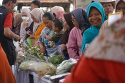 Sembako Turun Harga, Warga Langsung Serbu Pasar Murah di Solokanjeruk
