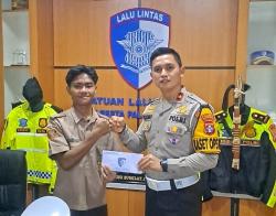 Kasat Lantas Polresta Palangka Raya Beri Uang Pembinaan untuk Pelajar Berprestasi di Pencak Silat