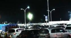 Cuaca Ekstrem! Gelombang Tinggi Hentikan Kapal di Merak, Penumpang Antre Berjam-Jam