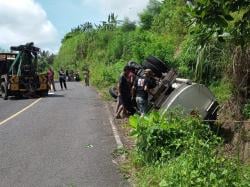 Truk Pengangkut BBM Terguling di Jalur Lintas Selatan, Sopir Masih Diburu Polisi