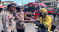 Unik! Polisi di Lebak Bagikan Buah untuk Pengendara yang Tertib Lalu Lintas