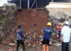 Hujan Deras, Tembok Penahan Longsor di Desa Sumber Tengah Jebol