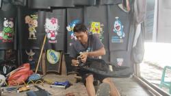 Di Balik Motif Kartun yang Bergelantungan, Ada Kisah Ketelatenan Perajin Jok Indramayu