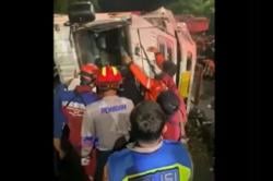 Sopir Tewas Terjepit, Truk Ugal-ugalan Terguling di Flyover Jatingaleh