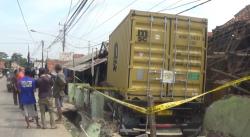 Truk Kontainer Alami Rem Blong, Tiga Bangunan di Purwakarta Hancur Dihantam