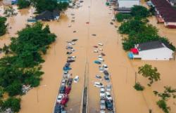 BREAKING NEWS Banjir Besar Landa 9 Provinsi, 145 Orang Tewas