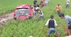 Hilang Kendali! Mobil Brio Merah Tiba-tiba Terjun ke Sawah, Posisi Mobil Bikin Warga Heboh