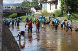 Aksi Bersihkan Sungai Surakatiga, Warga Bergerak Cegah Banjir dan Pencemaran