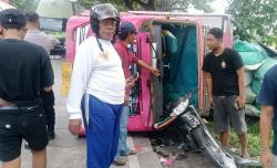 Hindari Motor, Truk Muatan Jagung Tabrak Bus dan Terguling di Babat