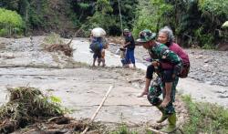Akses Terputus Akibat Longsor di Onan Ganjang, Babinsa Gendong Nenek Seberangi Sungai Ekstrem
