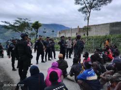 Situasi Mencekam di Karubaga Mereda Setelah Dialog Aparat dan Warga