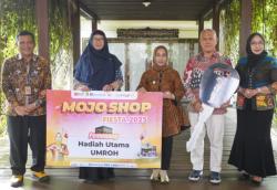 Kisah Bahagia Dua Warga Mojokerto Raih Hadiah Umrah dan Sepeda Motor Berkat Belanja