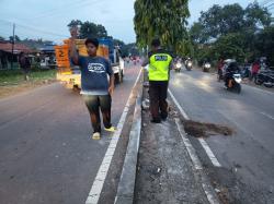 Pengendara Motor Tewas Usai Menabrak Median Jalan di Plumbon Indramayu