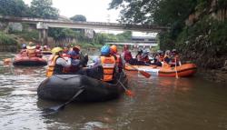 Kolaborasi Bersihkan Sungai Ciliwung, Indofood dan GCB  Ubah Sampah Kemasan Jadi Paving Block