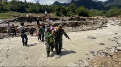 Terperangkap di Desa Terisolasi, Nenek Lumpuh Dievakuasi TNI Menembus 6 Km Medan Longsor