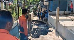 Kirmir di Cihampelas Bandung Jebol Tergerus Arus Sungai, Akses Jalan Warga Terputus