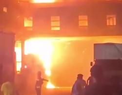 BREAKING NEWS: Pabrik PT Dua Kelinci di Pati Terbakar Hebat Malam Ini