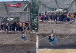 Viral Jembatan  Darurat Pakai Ember Rp120 Ribu per Orang di Bireun Aceh