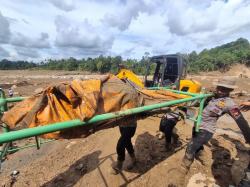 Tim Polda Riau Evakuasi Jasad Ibu dan Anak Korban Banjir Agam