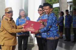 Pemkab Manggarai Timur Serahkan 147 SK PPPK Bertepatan dengan HUT Korpri ke-54