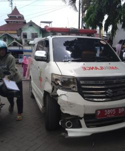 Bawa Pasien, Mobil Ambulance Tabrakan Dengan Ayla di Depan SPBU