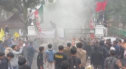 Demo HUT Kabupaten Lebak ke-197, Mahasiswa Saling Dorong dengan Polisi di Depan Kantor Bupati