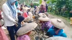 Ironi Hari Jadi Lebak ke-197: Warga Gotong Royong Perbaiki Jalan Rusak