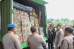 Pengiriman Logistik Besar-besaran ke Sumatera, 5 Truk Bantuan dan Donasi Rp2,2 Miliar