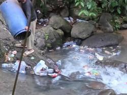 Viral Wisatawan Kemping Pergoki Warga Lokal Buang Sampah di Curug Mangrod Serang