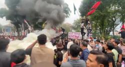 Protes Tambang Ilegal, Massa Mahasiswa di Lebak Ngamuk dan Bentrok dengan Polisi