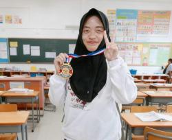 Bangun Minat Sejak SD, Qila Kini Jadi Jawara Nasional Fisika dan Bahasa Indonesia