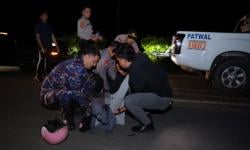 Aksi Kemanusiaan Kapolres Gowa: Evakuasi Pasutri yang Alami Kecelakaan