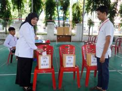 Pemilihan RT/RW di Makassar Berlangsung Meriah, Wawali Aliyah Coblos di TPS 01 Mangkura