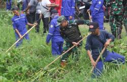 Sambut HUT ke-76 Korem 063/SGJ, Kodim 0616 Indramayu Gelar Karya Bhakti Bersihkan Saluran Irigasi