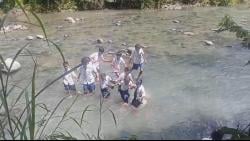 Akses Pendidikan Darurat: Siswa SMPN 02 Ulas Welak Menantang Sungai Tanpa Jembatan