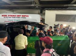 Detik-detik Jenazah Epy Kusnandar Dimasukkan ke Mobil Jenazah, Istri Nyaris Pingsan